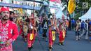 Sejumlah orang mengenakan pakaian adat melakukan pawai festival Budaya Borneo di Car Free Day, Jakarta, Minggu (30/7). Festival tersebut dalam rangka mengenalkan adat dan budaya borneo melalui pakaian dan musiknya. (Liputan6.com/Helmi Afandi)