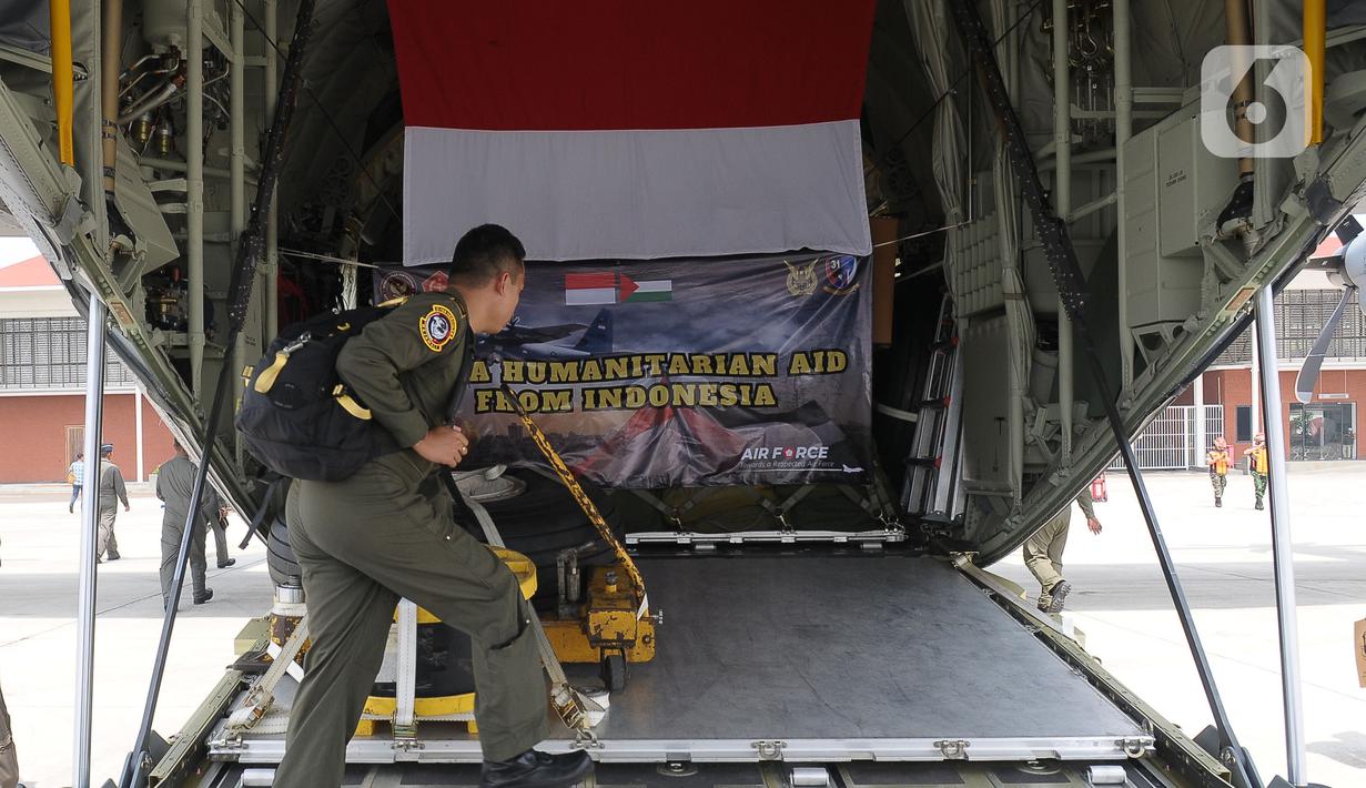 Personel TNI mengecek barang bantuan payung udara orang (PUO) dan barang (PUB) yang akan dikirim ke kerajaan Yordania untuk penyaluran kemanusiaan warga Palestina di Pangkalan Udara (Lanud) Halim Perdanakusuma, Jumat (29/3/2024). (merdeka.com/Imam Buhori)