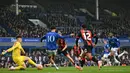 Pemain Everton, Iliman Ndiaye (kedua kiri) berusaha mencetak gol ke gawang Bournemouth yang dijaga oleh Kepa Arrizabalaga dalam laga lanjutan Piala FA 2024/2025 di Goodison Park, Liverpool, Inggris, Minggu (09/02/2025) WIB. (AFP/Paul Ellis)