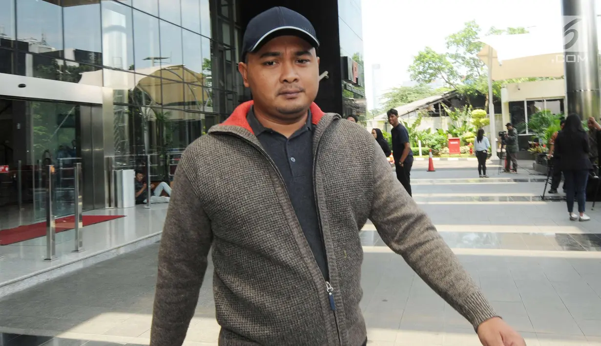 Ekspresi Ketua DPRD Kabupaten Tebo, Agus Rubiyanto usai menjalani pemeriksaan di gedung KPK, Jakarta, Jumat (6/4). Agus diperiksa terkait suap proyek-proyek di wilayah Provinsi Jambi. (Merdeka.com/Dwi Narwoko)
