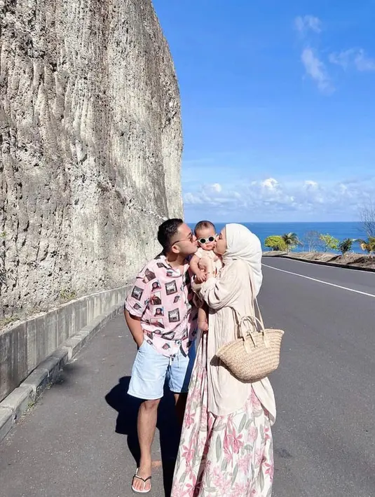 4. Agar makin chic, lengkapi penampilanmu dengan tas rotan seperti potret Kesha Ratuliu bersama suami dan anaknya yang kompak pakai baju nuansa pink ini.  (Instagram/kesharatuliu05).