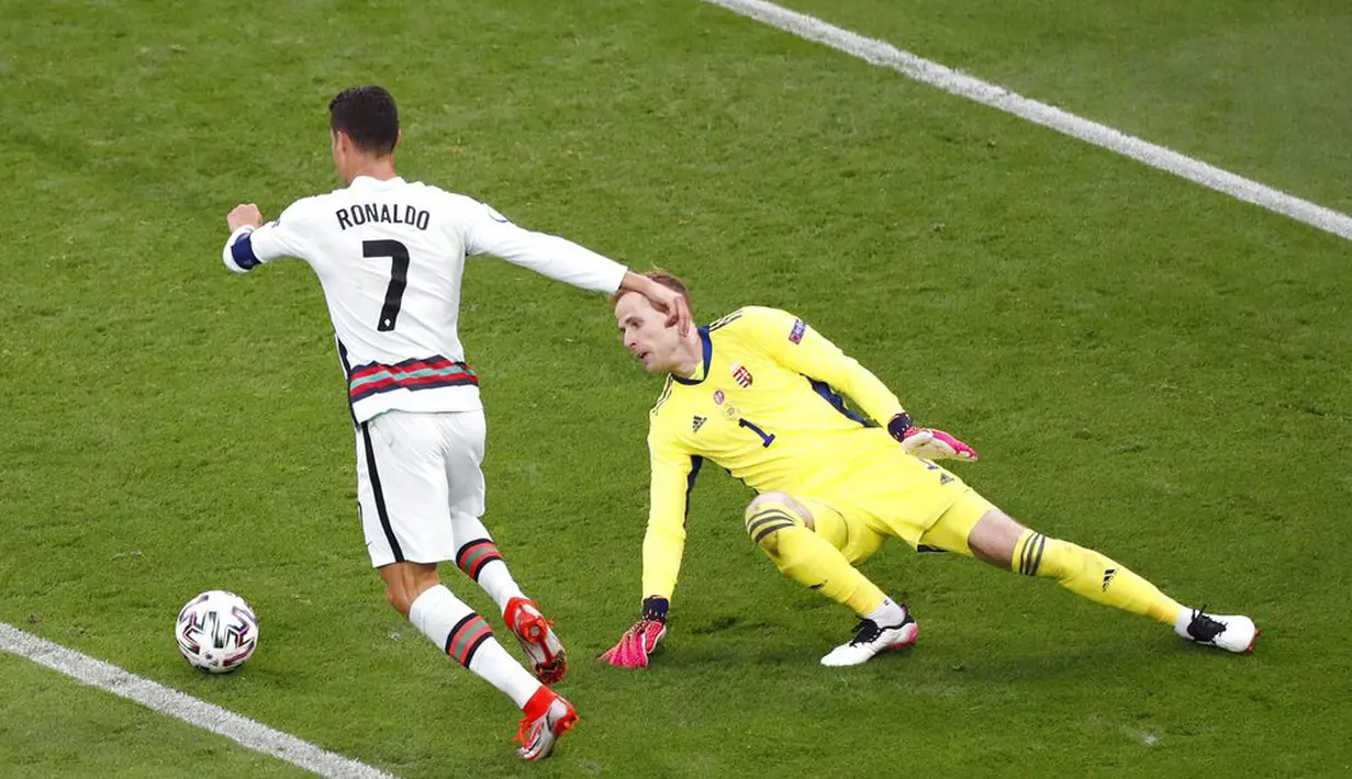Tiga menit berselang, Cristiano Ronaldo, mampu menjaringkan bola ke gawang lawan. Gol tersebut menempatkannya sebagai top skorer sepanjang masa Piala Eropa. (AP/Laszlo Balogh, Pool)