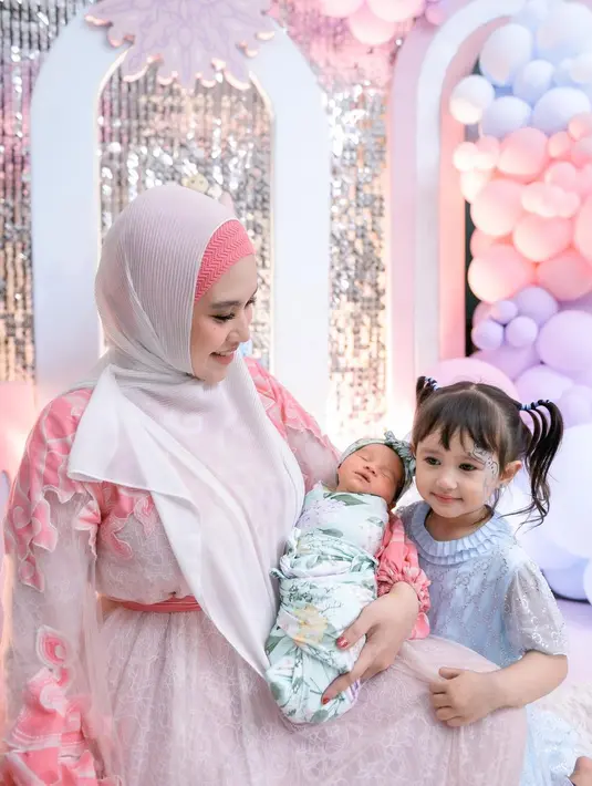 Terlihat wajah bahagia yang terpancar dari wajah Kartika Putri dan juga putri pertamanya. [Foto: instagram/kartikaputriworld]