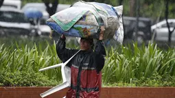Warga membawa karung berisi makanan saat dievakuasi karena Topan Koppu di Teluk Manila, Minggu (18/10). Topan Koppu melanda Filipina timur laut, merusak rumah-rumah dan membuat 10.000 orang terpaksa mengungsi, kata tim SAR setempat. (REUTERS/Romeo Ranoco)