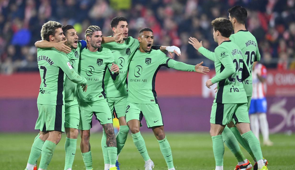 Selebrasi para pemain Atletico Madrid setelah Alvaro Morata (kanan) mencetak gol penyeimbang 1-1 ke gawang Girona pada laga pekan ke-19 Liga Spanyol 2023/2024 di Montilivi Stadium, Girona, Kamis (4/1/2024) dini hari WIB. (AFP/Pau Barrena)