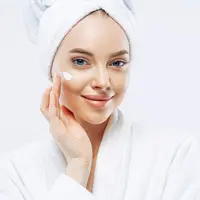 Ilustrasi Mengaplikasikan Produk Perawatan Wajah Credit: pexels.com/Keagan