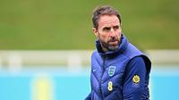 Pelatih kepala Timnas Inggris, Gareth Southgate saat latihan persiapan menjelang laga Kualifikasi Euro 2024 melawan Italia yang berlangsung di St George's Park, Burton-on-Trent, Inggris, 21 Maret 2023. The Three Lions dijadwalkan akan bertandang ke Italia pada Sabtu (25/03/2023) dini hari WIB di Stadion Diego Armando Maradona, Napoli. (AFP/Paul Ellis)