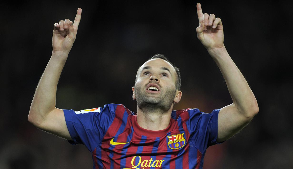 Gelandang Barcelona, Andres Iniesta, merayakan kemenangan atas Levante pada laga La Liga Spanyol di Stadion Camp Nou, Barcelona, Sabtu (3/12/2011). Sebanyak 142 assist dibukukan dalam 21 tahun bersama La Blaugrana. (AFP/Lluis Gene)