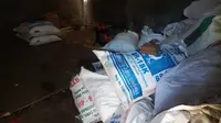 Karung pakan ayam pengganti antibiotik di peternakan Rudy. (Liputan6.com/Fitri Haryanti Harsono)