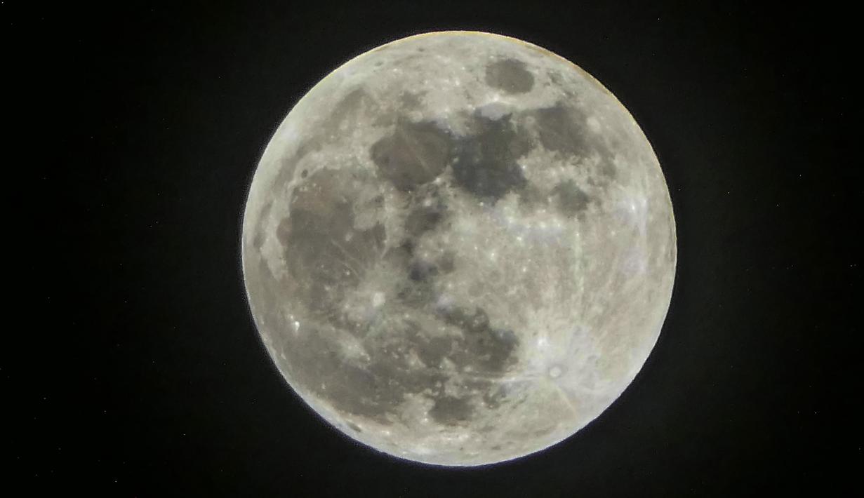 FOTO: Menikmati Gerhana Bulan Sebagian di Langit Jakarta - News