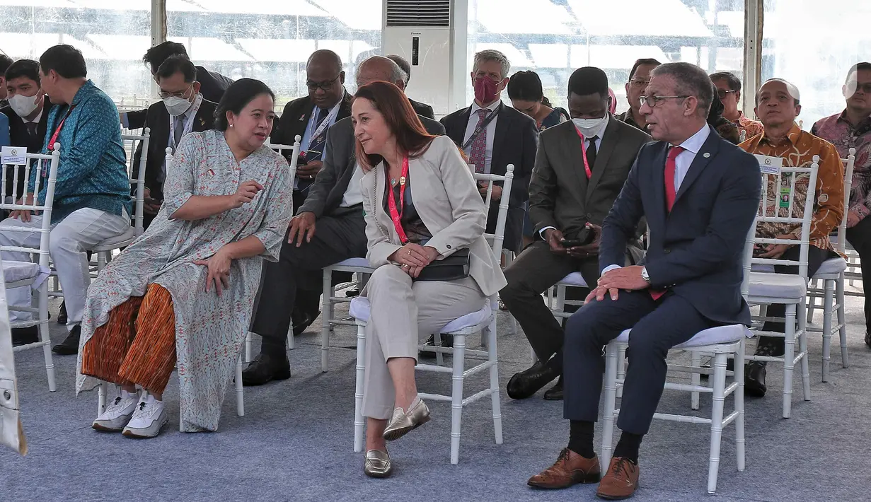 Ketua DPR Puan Maharani (kiri depan) bersama Delegasi Parlemen Italia Paola Taverna (tengah depan) dan Presiden InterParliamentary Union Duterte Pacheco saat akan melakukan penanaman pohon bersama para delegasi yang hadir pada acara P20 di Taman Energi, Kompleks Parlemen MPR/DPR-DPD, Senayan, Jakarta, Jumat (7/10/2022). Penanaman pohon ini merupakan rangkaian The 8th G20 Parliamentary Speakers’ Summit (P20) yang hari ini merupakan penutupan. (Liputan6.com/Angga Yuniar)