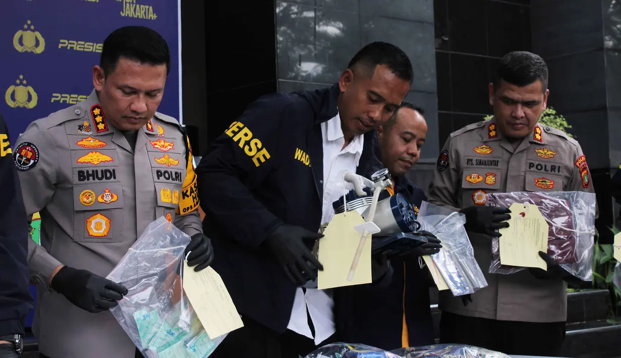 Direktur Reserse Kriminal Khusus Polda Metro Jaya, Kombes Pol Edy Suranta Sitepu, mengatakan dalam konferensi pers di Mapolda Metro Jaya, Rabu (17/12/2025), bahwa praktik aborsi illegal ini sudah berlangsung dari 2023 sampai dengan November 2025. Tampak dalam foto, Kabid Humas Polda Metro Jaya, Kombes Pol Bhudi Hermanto (kiri) memperlihatkan barang bukti pengungkapan kasus praktik aborsi illegal di Mapolda Metro Jaya, Jakarta, Rabu (17/12/2025). (merdeka.com/magang/Rendi Saputra)