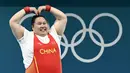 Lifter China, Li Wenwen melakukan selebrasi dengan membuat gestur hati setelah memastikan dirinya meraih medali emas cabang olahraga angkat besi +81kg putri Olimpiade Paris 2024 di South Paris Arena, Paris, Prancis, Sabtu (11/08/2024). Li Wenwen berhasil mempertahankan gelarnya di Olimpiade Paris 2024 setelah melakukan angkatan 309kg, dengan rincian 136kg snatch dan 173kg clean and jerk. (AFP/Arun Sankar)