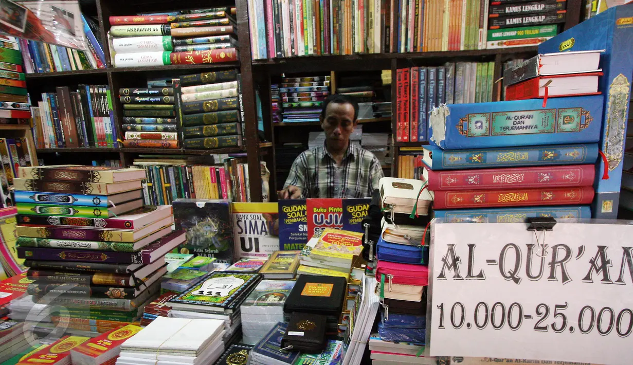 Pedagang buku menjaga kiosnya di toko buku Taman Pintar yang menyediakan  Alquran, Yogyakarta (10/6/2016).Pada bulan ramadan,penjualan  Alquran mengalami peningkatan.(Boy Harjanto)