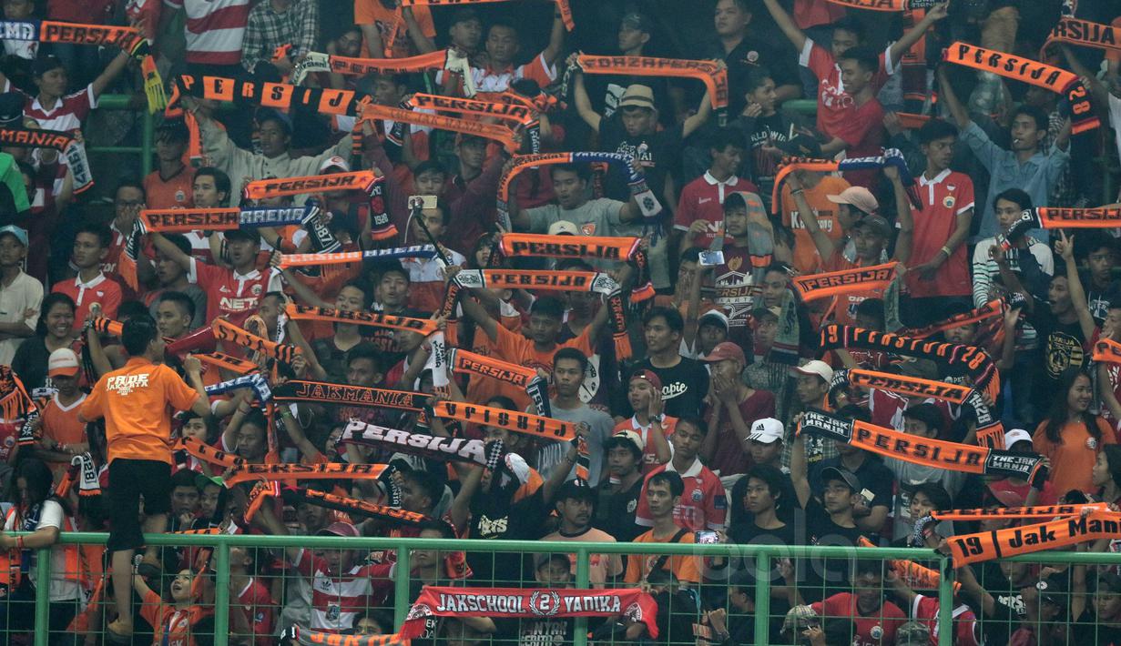 Aksi The Jakmania saat mendukung timnya Persija Jakarta melawan Madura United pada lanjutan Liga 1 2017 di Stadion Patriot, Bekasi, Kamis (4/5/2017). Persija kalah 0-1. (Bola.com/Nicklas Hanoatubun)