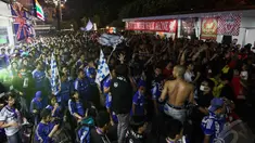 Liputan6.com bersama Nex Media gelar nonton bareng  Liga Premier, Tanah Kusir, Jakarta, Minggu (27/4/2014)(Liputan6.com/Faizal Fanani).
