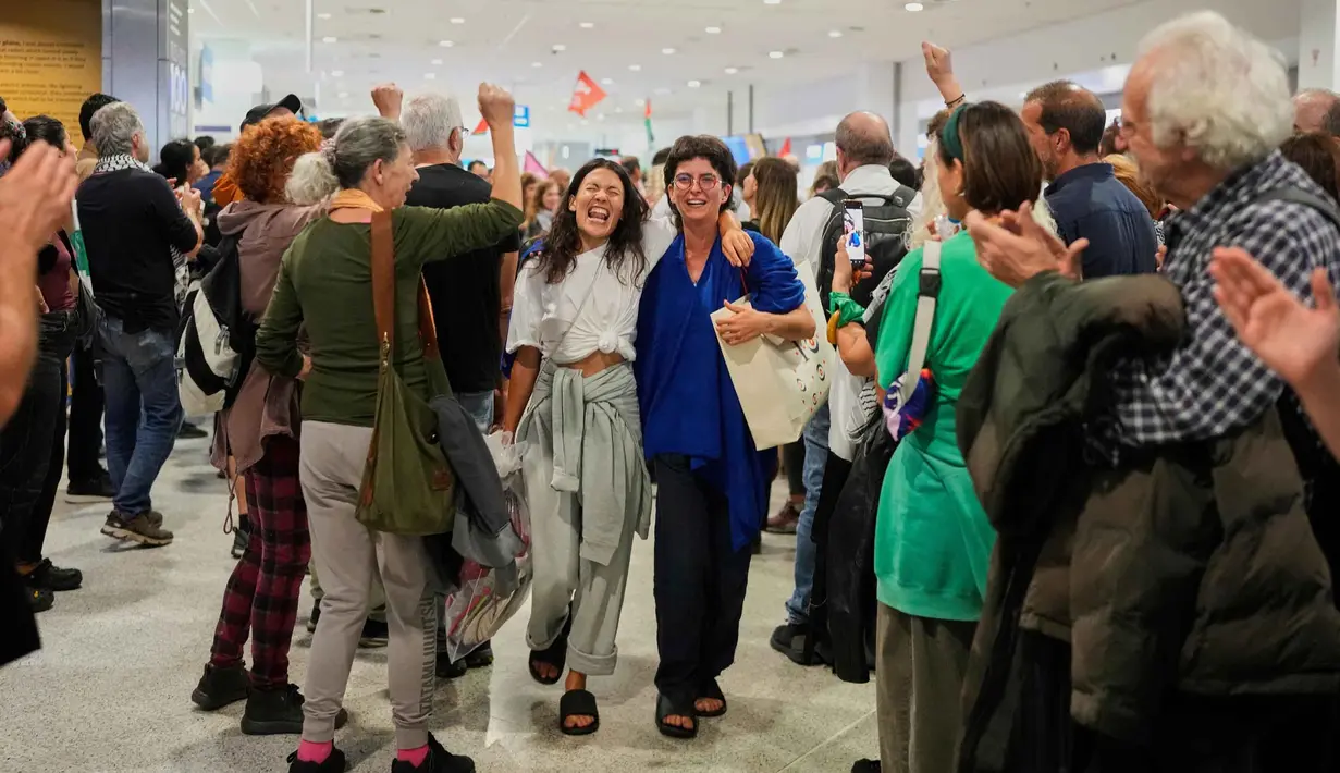 Israel memblokade perjalanan kapal-kapal tersebut, menahan lebih dari 400 orang yang mulai dideportasi pada hari Jumat (3/10/2025. Selanjutnya, dari jumlah tersebut, 137 aktivis dari 13 negara terbang ke Istanbul pada hari Sabtu (5/10/2025) termasuk 36 warga negara Turki. (AP Photo/Petros Giannakouris)