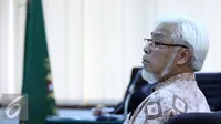 Suroso Atmo Martoyo mendengarkan saat sidang dengan agenda eksepsi di Pengadilan Tipikor, Jakarta, (29/6/2015). Suroso didakwa terkait dugaan suap proyek pengadaan zat tambahan bahan bakar tetraethyl lead (TEL). (Liputan6.com/Helmi Afandi)