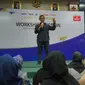 Redaktur Pelaksana Liputan6.com, Harun Mahbub, membagikan jurus-jurus menjadi jurnalis zaman now di forum Emtek Goes to Campus 2019 Yogyakarta. (Liputan6.com/ Switzy Sabandar)