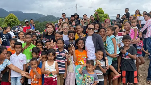 6 Momen Nikita Mirzani Kunjungi Korban Gempa di Ambon