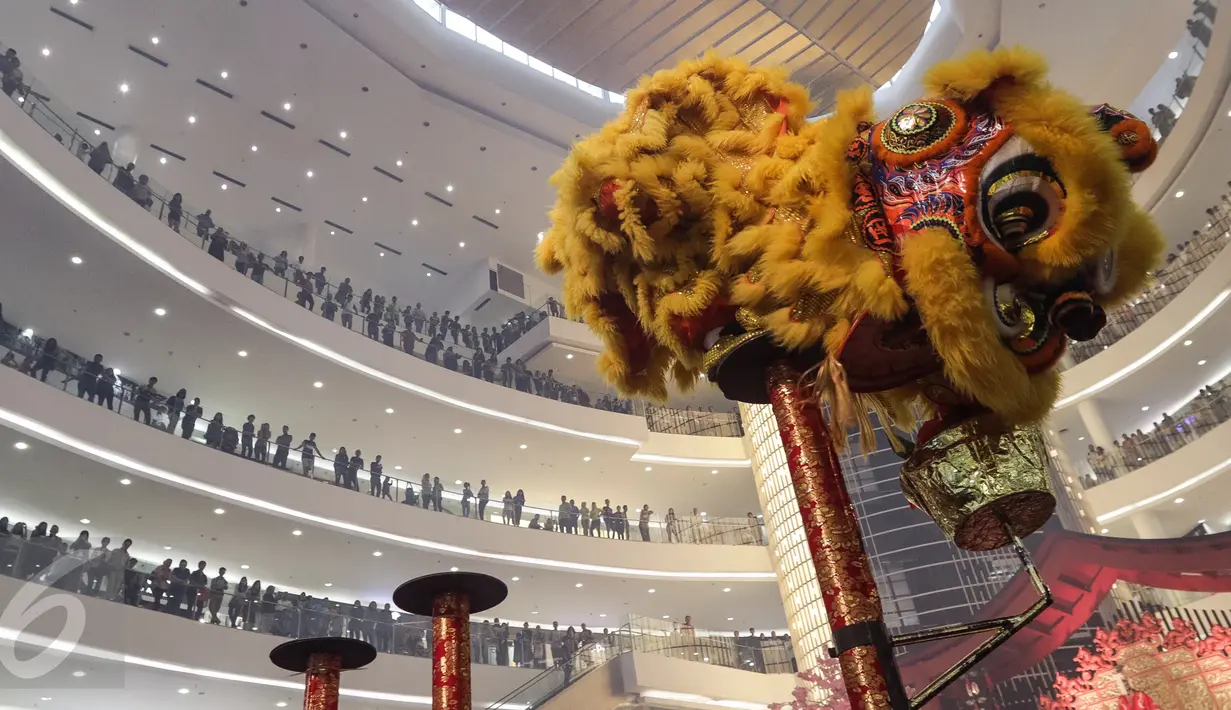 Salah satu atraksi yang diperagakan oleh Barongsai Tonggak saat beraksi di Senayan City saat perayaan Tahun Baru Imlek 2568, Jakarta, Sabtu (28/01). Atraksi ini merupakan  rangkaian dari Prosperous Spring. (Liputan6.com/Fery Pradolo)