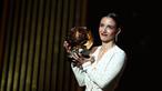 Pemain Barcelona, Aitana Bonmati mendapatkan penghargaan Ballon d'Or pada acara yang berlangsung di Theatre du Chatelet, Paris, Selasa (29/10/2024) dini hari WIB. (AFP/Franck Fife)