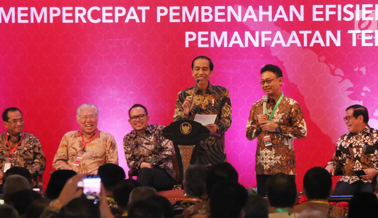Presiden Joko Widodo memberi sambutan saat membuka Rapat Koordinasi Nasional Pengendalian Inflasi Tahun 2017 yang dihadiri 14 menteri kabinet, gubernur, walikota, dan bupati se-Indonesia di Hotel Sahid, Jakarta, Kamis (27/7). (Liputan6.com/Angga Yuniar)
