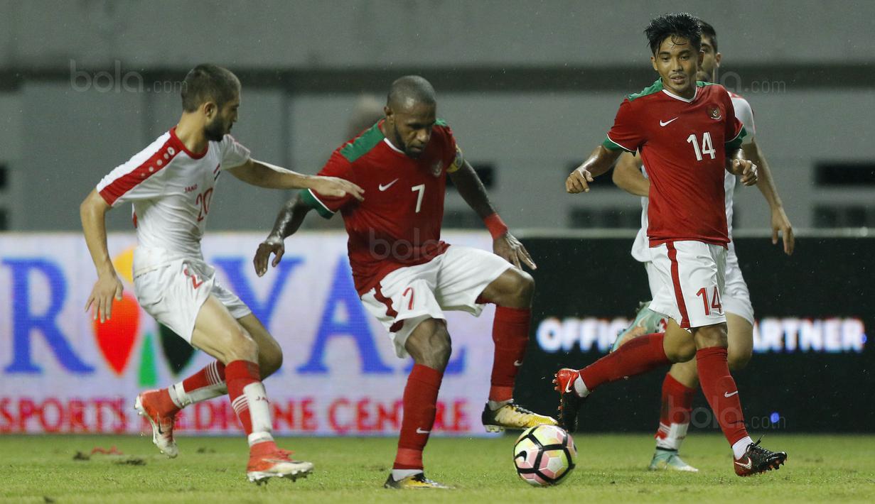 Striker Indonesia, Boas Salossa, mengontrol bola saat pertandingan melawan Suriah U-23 pada laga persahabatan di Stadion Wibawa Mukti, Cikarang, Sabtu (18/11/2017). Indonesia kalah 0-1 dari Suriah U-23. (Bola.com/ M Iqbal Ichsan)