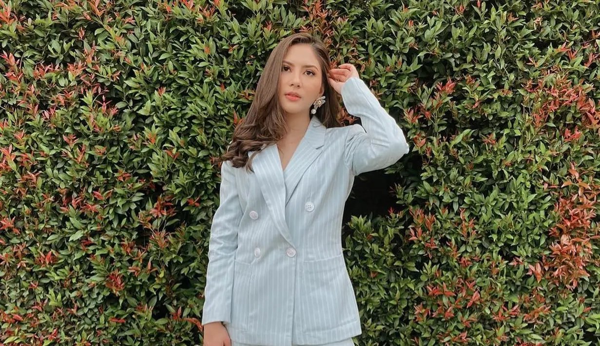 Kenakan kardigan atau blazer untuk menutupi lemak perut.  Cara ini bisa mengalihkan pandangan dari perut dan membuat penampilan kamu terlihat lebih panjang. [IG/@jscmila]