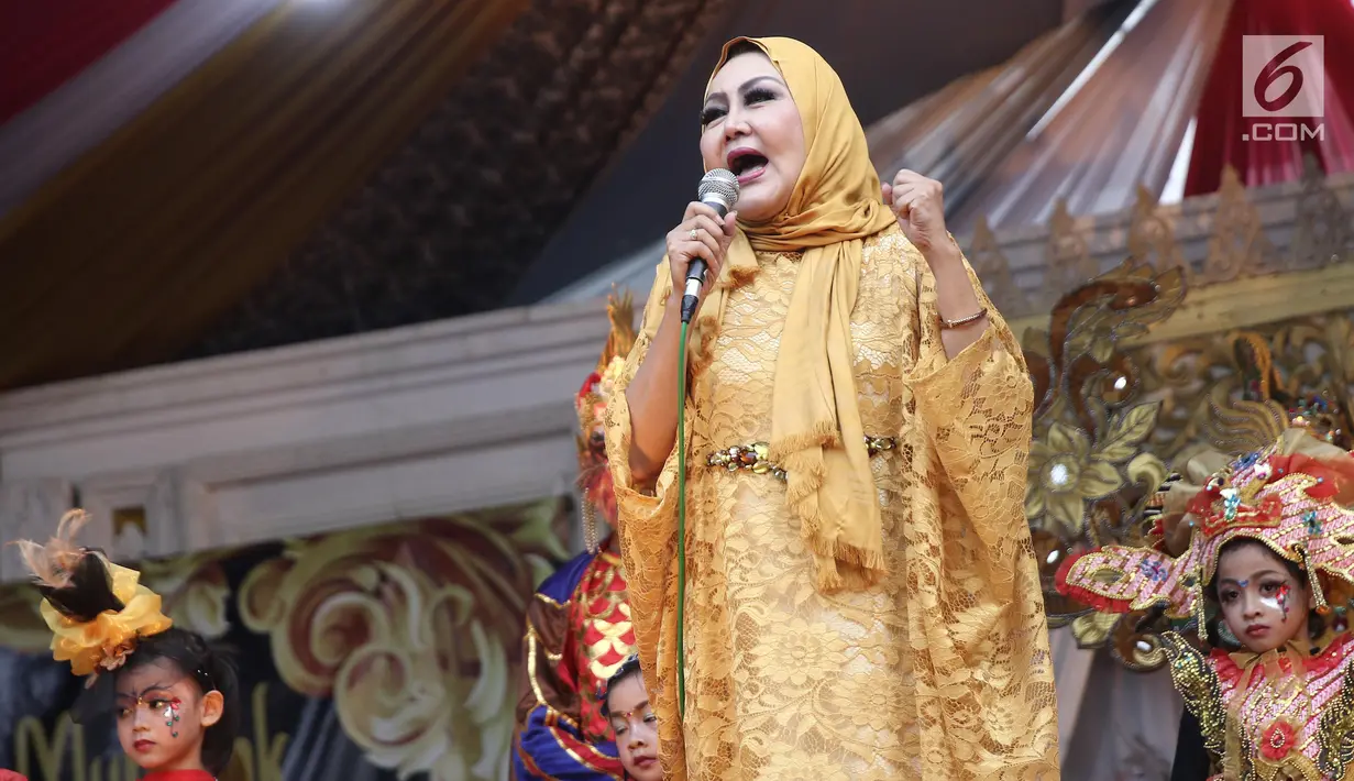 Ketua Umum Yayasan Peduli Anak indonesia, Erna Santoso memberikan sambutan pada ramadan mubarak buka puasa bersama 1000 anak yatim piatu dhuafa dan disabilitas di Gunung Putri, Bogor, Sabtu, (02/6). (Liputan6.com/Herman Zakharia)