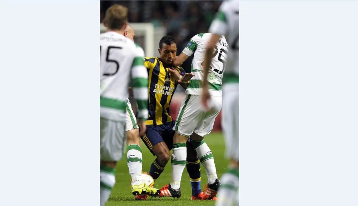 Pemain Fenerbahce Luiz Nani (tengah) berusaha melewati hadangan para pemain Celtic pada lanjutan UEFA Europa League Grup A di Celtic Park, Glasgow, Scotland, Jumat (2/10/2015).Celtic- Fenerbhace berbagi angka 2-2. AFP Photo / Andy Buchanan