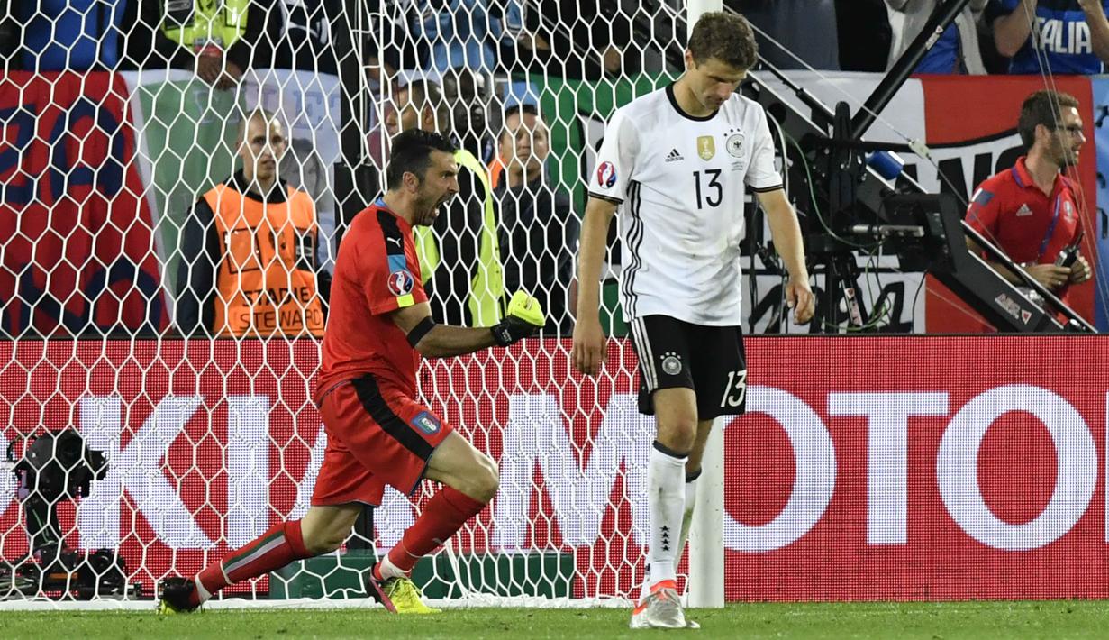 Pemain Jerman, Thomas Mueller berjalan lemas saat tendangan penaltinya berhasil dihalau kiper Italia, Gianluigi Buffon pada laga perempat final Piala Eropa 2016 di Stadion Matmut Atlantique, Bordeaux, Minggu (3/7/2016) dini hari WIB. (AFP/Georges Gobet)