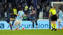 Pemain Fiorentina Nicolas Gonzalez (kiri) mencetak gol ke gawang Lazio pada pertandingan sepak bola Liga Italia di Olympic Stadium, Roma, Italia, 29 Januari 2023. Lazio ditahan imbang 1-1 oleh Fiorentina. (AP Photo/Alessandra Tarantino)