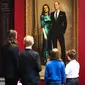 Lukisan resmi pertama Kate Middleton dan Pangeran William. (dok. Instagram @dukeandduchessofcambridge/https://www.instagram.com/p/CfJcyGDNzC0/)