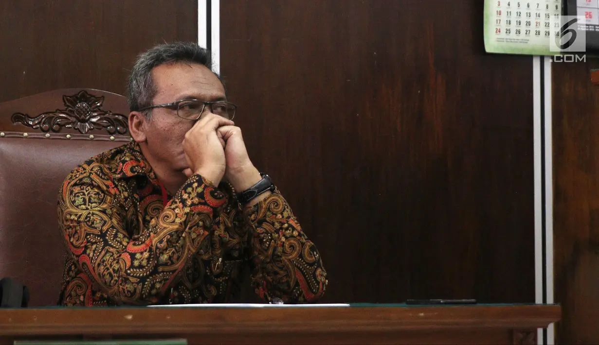Wakil Ketua Lembaga Pengawasan dan Pengawalan Penegakkan Hukum Indonesia (LP3HI) Kurniawan Adi Nugroho mendengarkan pembacaan putusan praperadilan kasus video porno artis Cut Tari dan Luna Maya di PN Jaksel, Selasa (7/8). (Liputan6.com/Herman Zakharia)