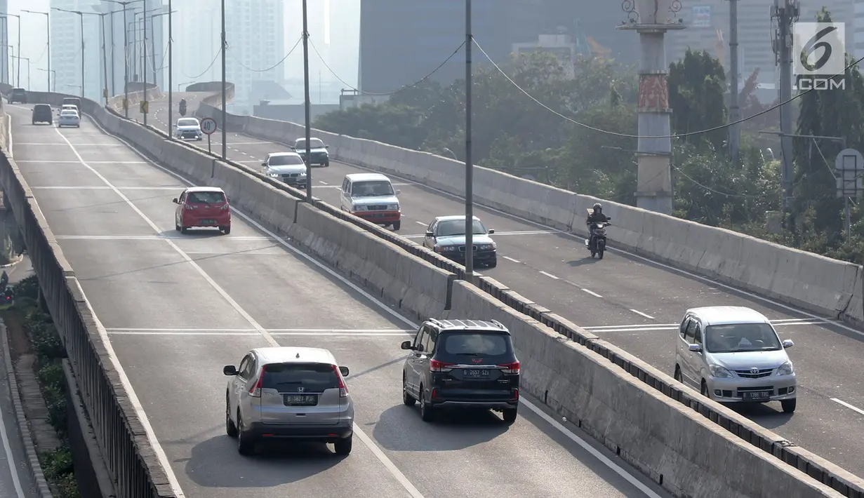 Pengendara sepeda motor melintasi Jalan Layang Non-Tol (JLNT) Kampung Melayu-Tanah Abang, Jakarta, Kamis (30/8). Meski berulang kali ditertibkan, sejumlah pemotor tetap nekat melintasi jalur khusus mobil tersebut. (Liputan6.com/Immanuel Antonius)