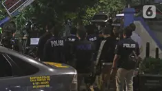 Polisi melakukan adegan rekonstruksi kasus penyiraman air keras terhadap penyidik KPK Novel Baswedan di Jalan Deposito, Kelapa Gading, Jakarta, Jumat (7/2/2020). Rekonstruksi yang berjalan tertutup itu menghadirkan dua tersangka yang diduga sebagai pelaku penyiraman. (Liputan6.com/Herman Zakharia)