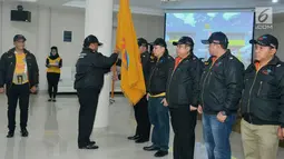 Pengurus pusat secara simbolis menyerahkan bendera saat Launching Perkumpulan Angkutan Daring Indonesia (PADI) di Gedung Inkoppol, Jakarta, Senin (7/1). (Merdeka.com/Iqbal S Nugroho)