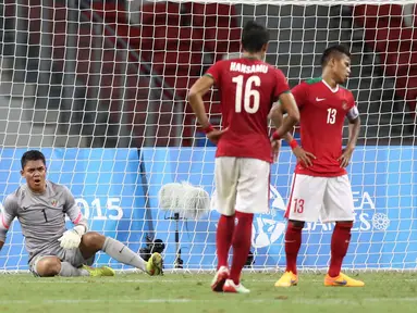 Ekspresi kiper Indonesia U-23, Teguh Amiruddin, setelah gawangnya kebobolan oleh pemain Thailand U-23 dalam semi final sepak bola SEA Games 2015 di Stadion Nasional, Singapura. Sabtu (13/6). (Bola.com/Arief Bagus)