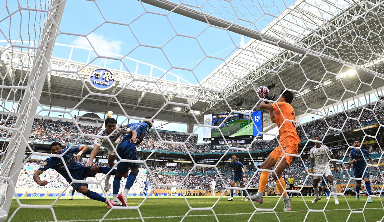 Kiper Al Hilal, Yassine Bounou menghalau bola dalam laga Grup H Piala Dunia Antarklub 2025 melawan Real Madrid di Hard Rock stadium, Miami, Amerika Serikat, Kamis (19/06/2025) WIB. (AFP/Patricia De Melo Moreria)