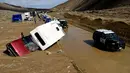 Ratusan kendaraan terjebak di jalan akibat tanah longsor di California Highway 58 di Mojave, Sabtu (16/10/2015). Tanah longsor akibat hujan deras yang mengguyur kawasan tersebut. (AFP Photo/Mark Ralston)