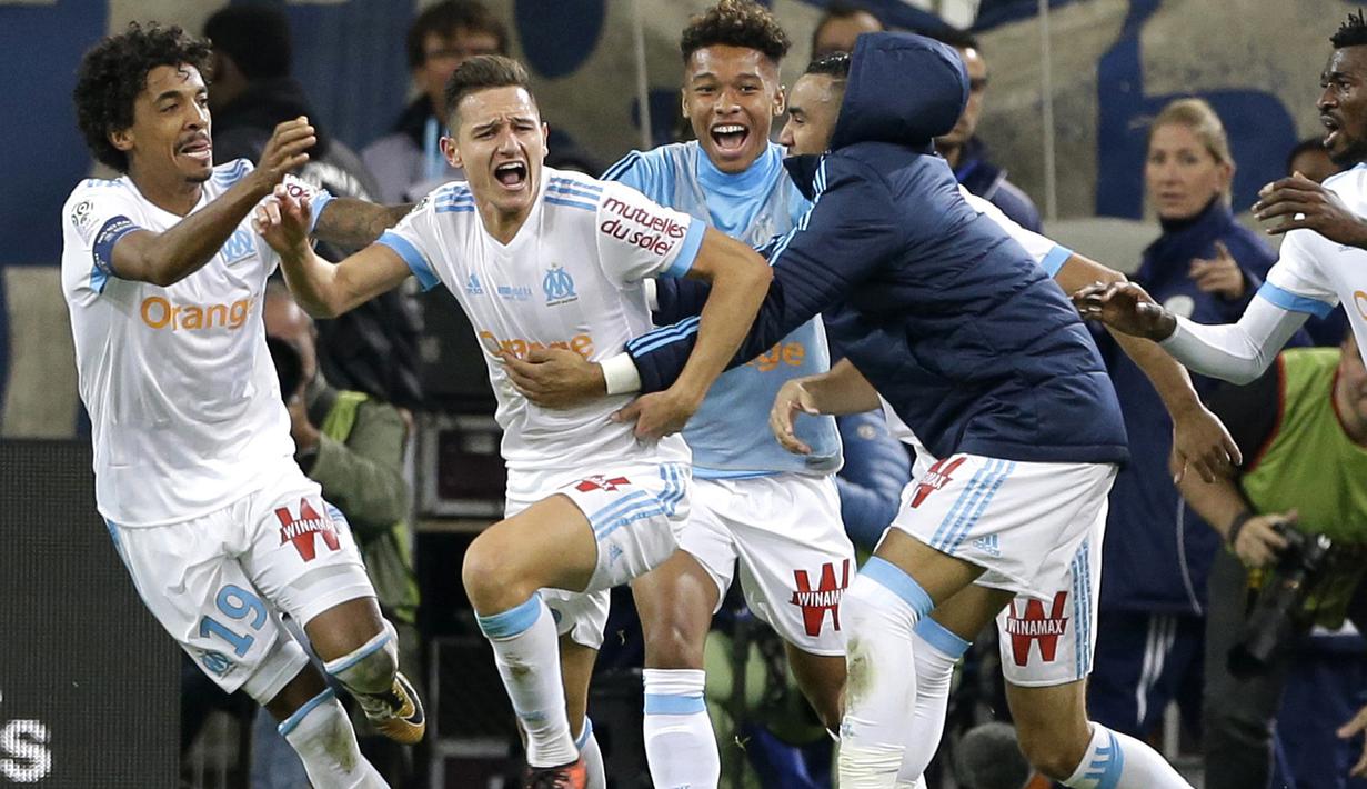 Aksi pemain Marseille, Florian Thauvin (tengah) merayakan gol bersama rekan setimnya saat melawan PSG pada lanjutan Ligue 1 di  Velodrome Stadium, Marseille, (22/10/2017). PSG bermain imbang 2-2 melawan Marseille. (AP/Claude Paris)