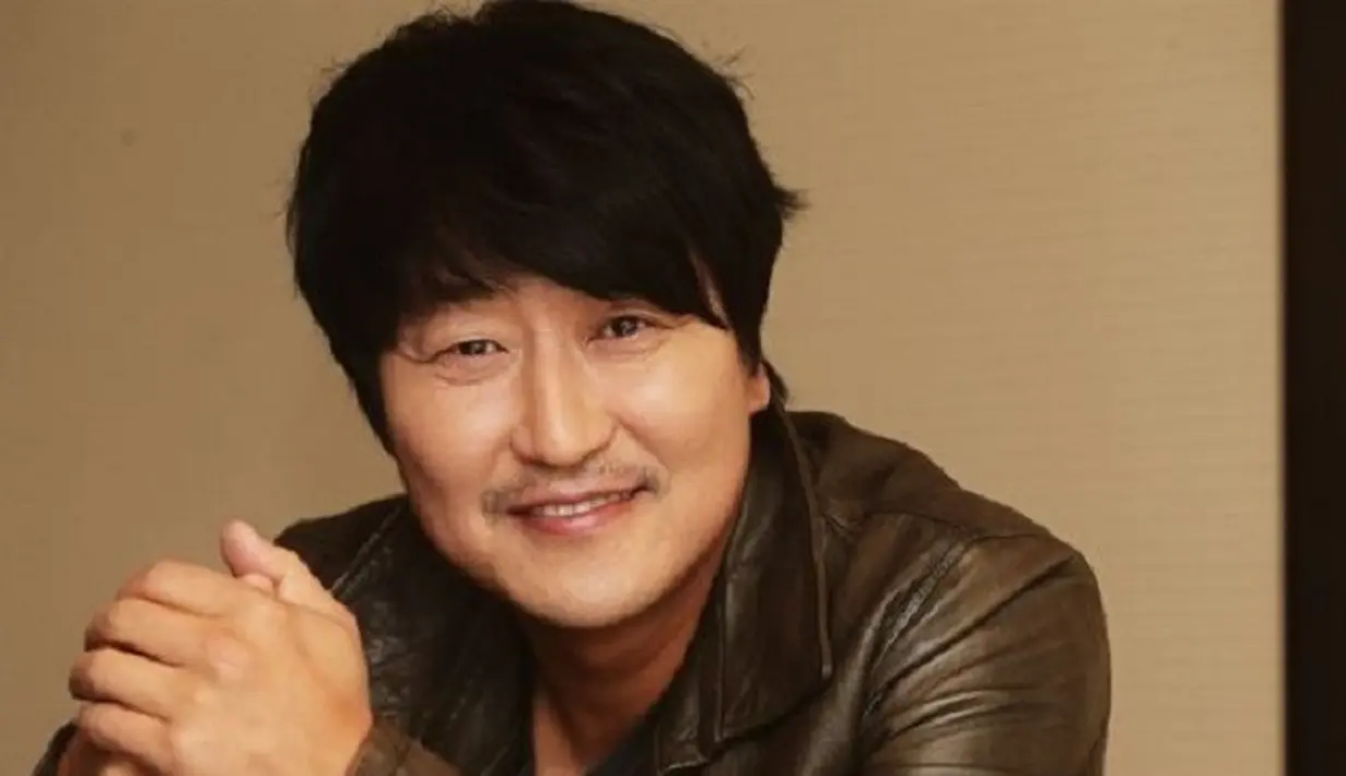 Sudah tak perlu diragukan lagi sepak terjang Song Kang Ho. Lihat saja betapa suksesnya film yang ia mainkan, mulai dari Taxi Driver, The Attorney, Thirst. (Foto: Soompi.com)