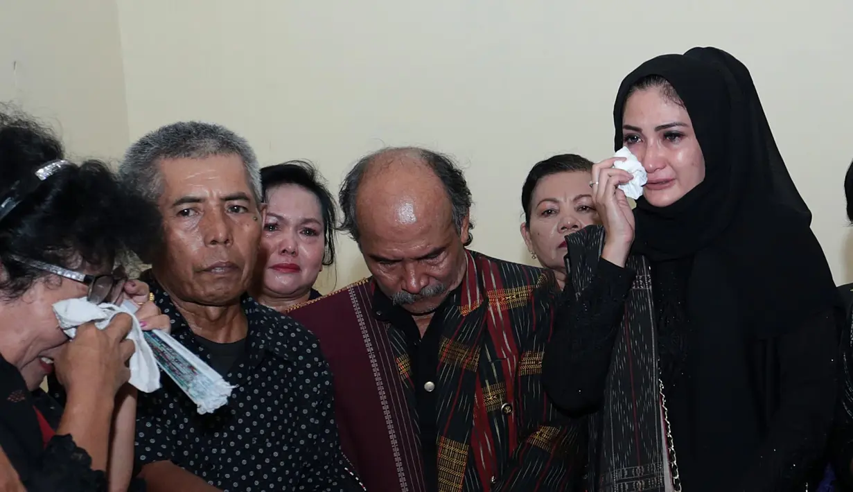 "Iya dimakamkan di TPU Pondok Rangon secara Kristen. Tapi saya hanya bisa bantu doa aja dan bantu, karena saya Muslim jadi mereka yang mengatur," tandas Natalie Sarah. (Deki Prayoga/Bintang.com)