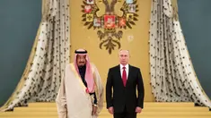  Presiden Rusia, Vladimir Putin dan Raja Arab Saudi Salman bin Abdulaziz Al Saud mendengarkan lagu kebangsaan di Kremlin, Moskow, Rusia (5/10). Raja Salman tercatat sebagai raja Saudi pertama yang menjejakkan kaki ke Rusia. (AP Photo/Pavel Golovkin)