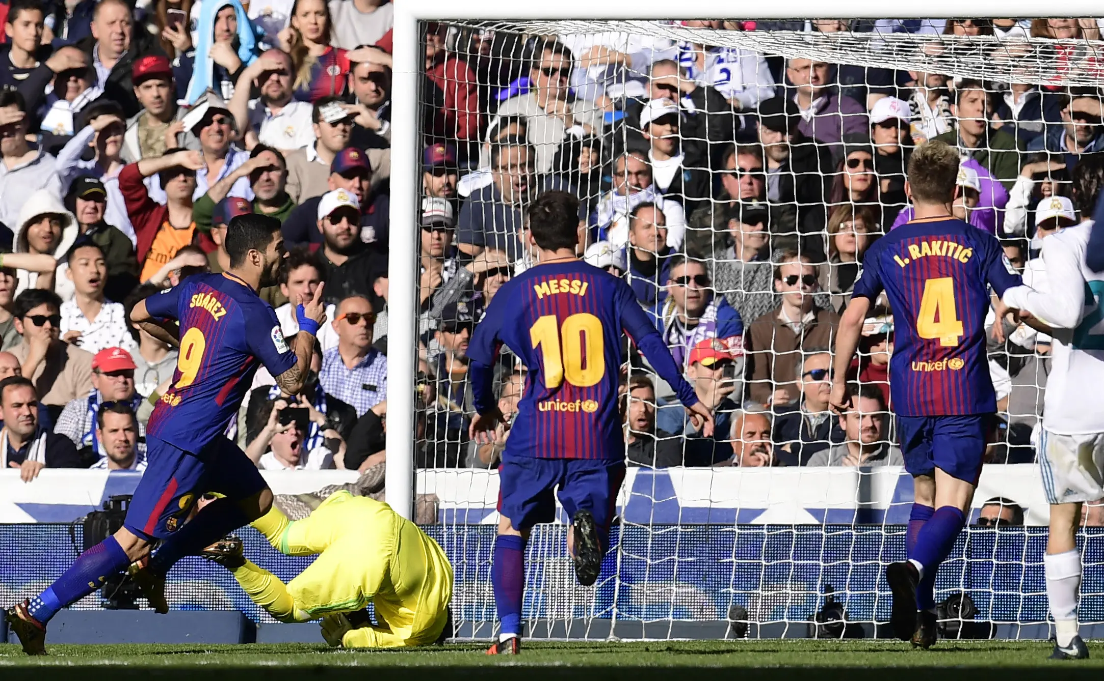 Luis Suarez membuat Barcelona unggul lawan Real Madrid di El Clasico pada menit ke-54 (JAVIER SORIANO / AFP)