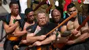 Prajurit Maori atau penduduk asli di Selandia Baru menunjukkan aksi mereka pada perayaan Hari Bastille di Champs Elysees, Paris , Prancis , (14/7).  Orang Maori yang terkenal sebagai petarung ini ramaikan hari Nasional Perancis. (REUTERS / Benoit Tessier)