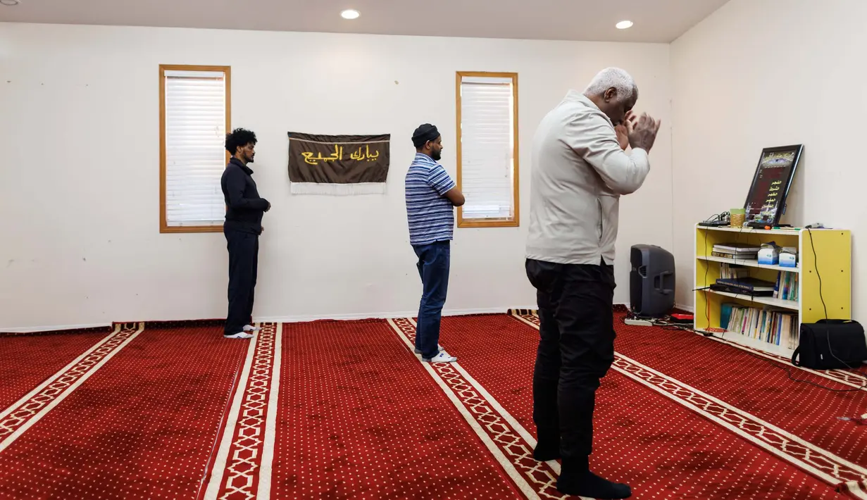 Seperti ketika umat Muslim di Inuvik, Kanada, mengikuti jadwal puasa Ramadan dan salat, dua ibadah yang pelaksanaannya berkaitan erat dengan posisi matahari. (Cole BURSTON/AFP)