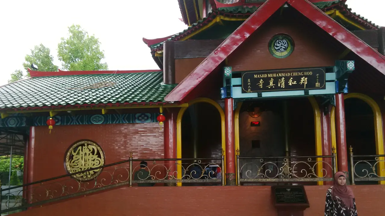 Puluhan Lampion Imlek Hiasi Masjid Cheng Ho Surabaya