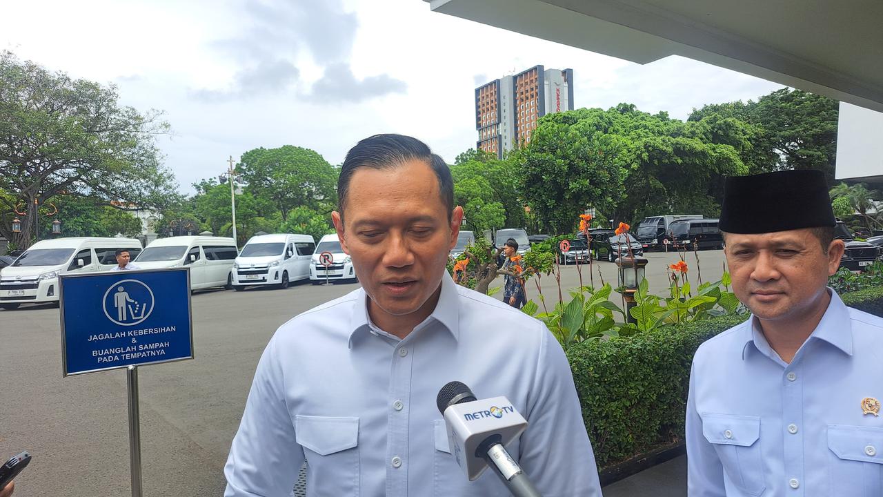 Menteri Koordinator Bidang Infrastruktur dan Pembangunan Wilayah Agus Harimurti Yudhoyono (AHY) di Istana Kepresidenan Jakarta, Selasa (18/2/2025).